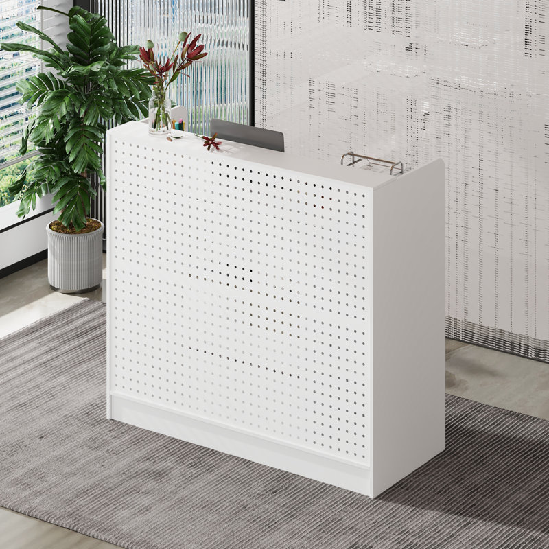 Bureau de réception blanc avec façade en panneau perforé, tiroirs verrouillables et tablettes de rangement
