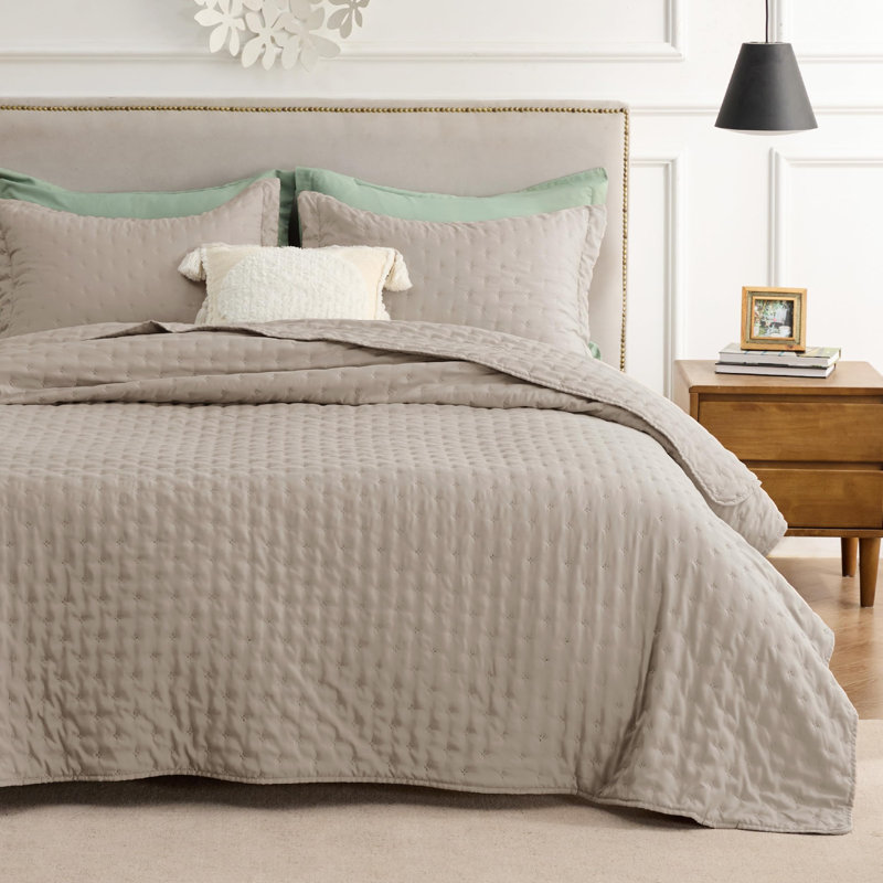 Bedsure Quilt Set for Dorm Decor, Lightweight All-Season Comforter, Bedspread Coverlet with Clover Pattern, Taupe