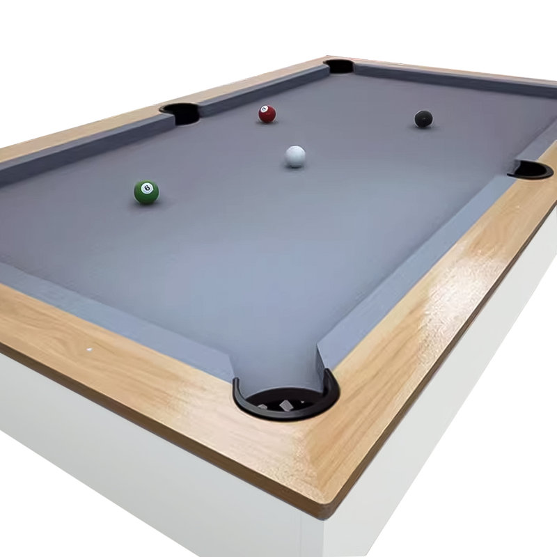 Une table polyvalente trois-en-un qui sert à la fois de table de billard et de table de salle à manger.