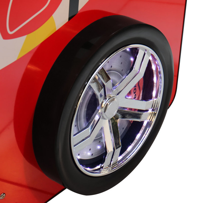 Lit Annjeanette pour enfant, en forme de voiture de course, avec roues lumineuses DEL, tête de lit rouge en forme de voiture et cadre de lit en bois.