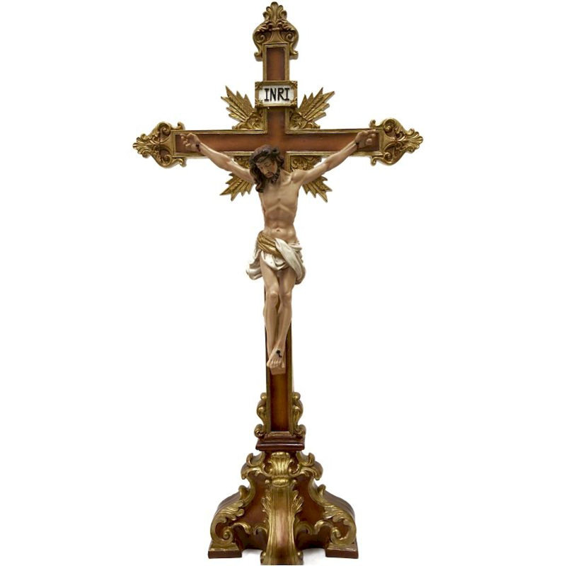 Statue crucifixion sur un support