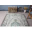 Découvrez un élégant tapis turc rétro à motifs floraux vert et beige pastel pour un décor de salon bohémien