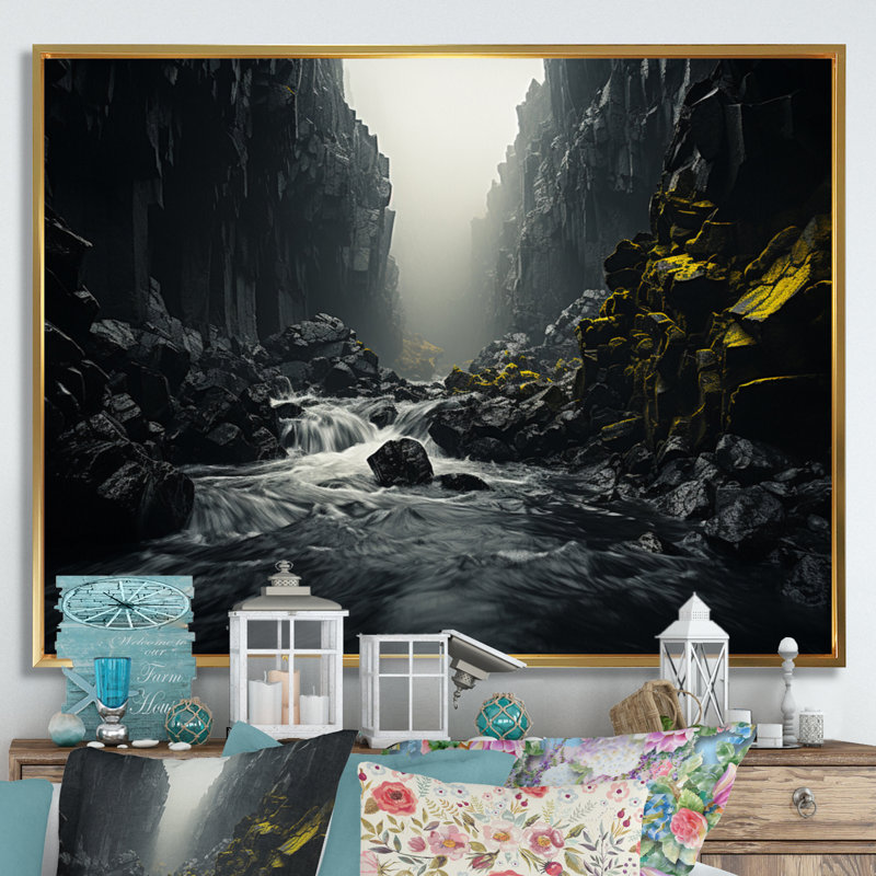 Chute d'eau dynamique - impressions sur toile, H 24 po x l 32 po x P 1 po, Cadre flottant doré
