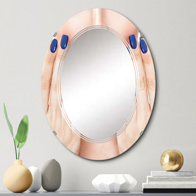 «Woman with Blue Lips Touching Her Lips - Miroir mural glam ovale