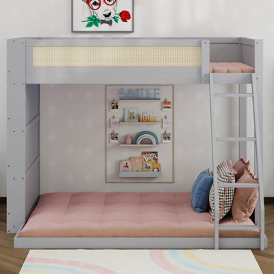 Lit simple superposé au dessus d'un lit double avec rangement et lumières DEL, lit superposé au sol en bois massif avec bibliothèque et échelle et garde-corps pleine longueur en rotin
