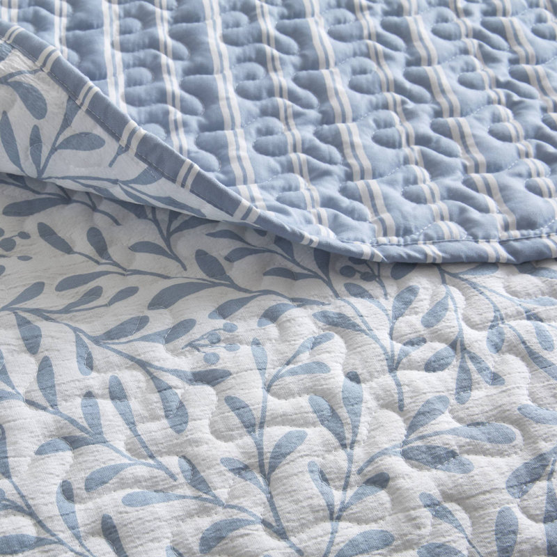 Darcy Blue Farmhouse Printed 3-Piece Full/Queen Quilt Set, Queen Quilt + 2 Standard Shams, Blue Floral