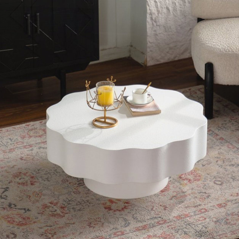 Table basse festonnée: forme unique à bord ondulé, pièce centrale élégante pour les espaces élégants., Blanc, crème