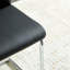 Chaise de bar élégante et confortable en cuir synthétique avec structure en métal chromé