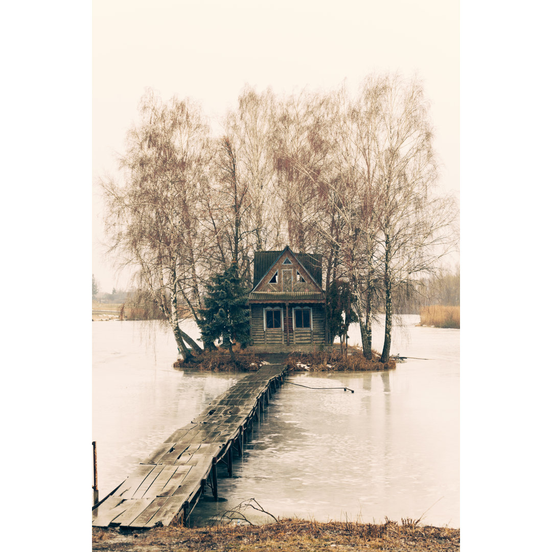 Verlassenes Jagdhaus an einem See von Tomch - Leinwandbild