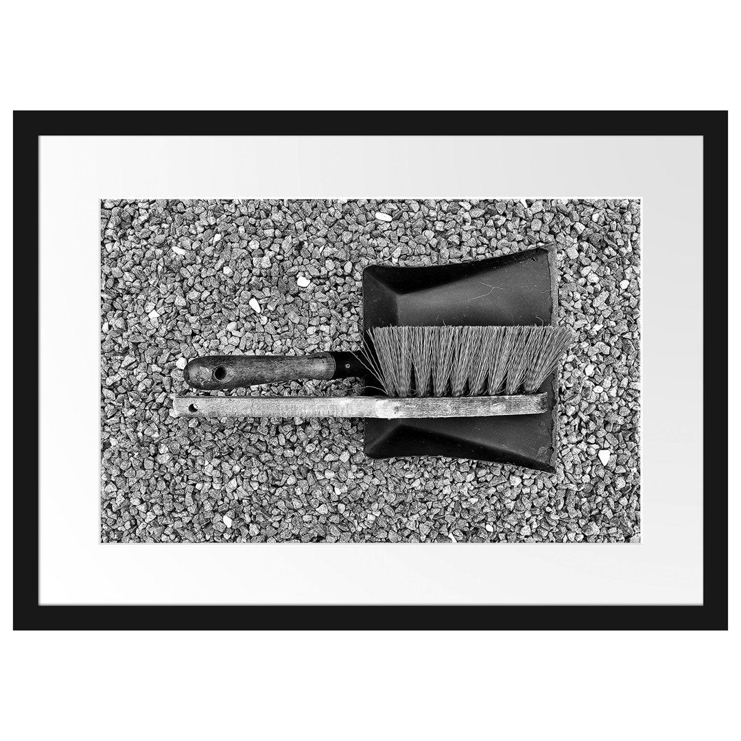 East Urban Home Gerahmtes Poster Schaufel und Handbesen Größe: 40 cm H x 55 cm B
