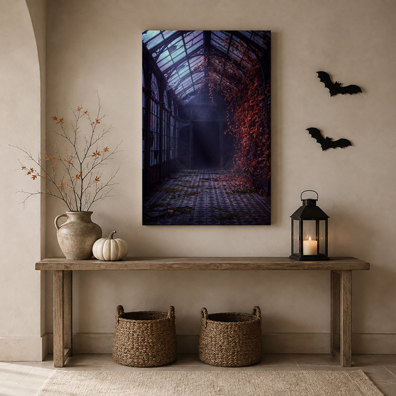 Intérieur d'une serre abandonnée avec des vignes rouges et une toile murale d'Halloween, H 18 po x l 12 po