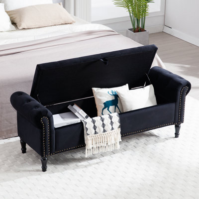 Banc de rangement Lunara 67 po pour chambre à coucher, format king, avec siège capitonné, garnitures cloutées et accoudoirs arrondis.