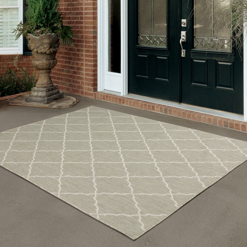 Tapis intérieur / extérieur gris Mckenny, Rectangle 5 pi 3 po x 7 pi 3 po