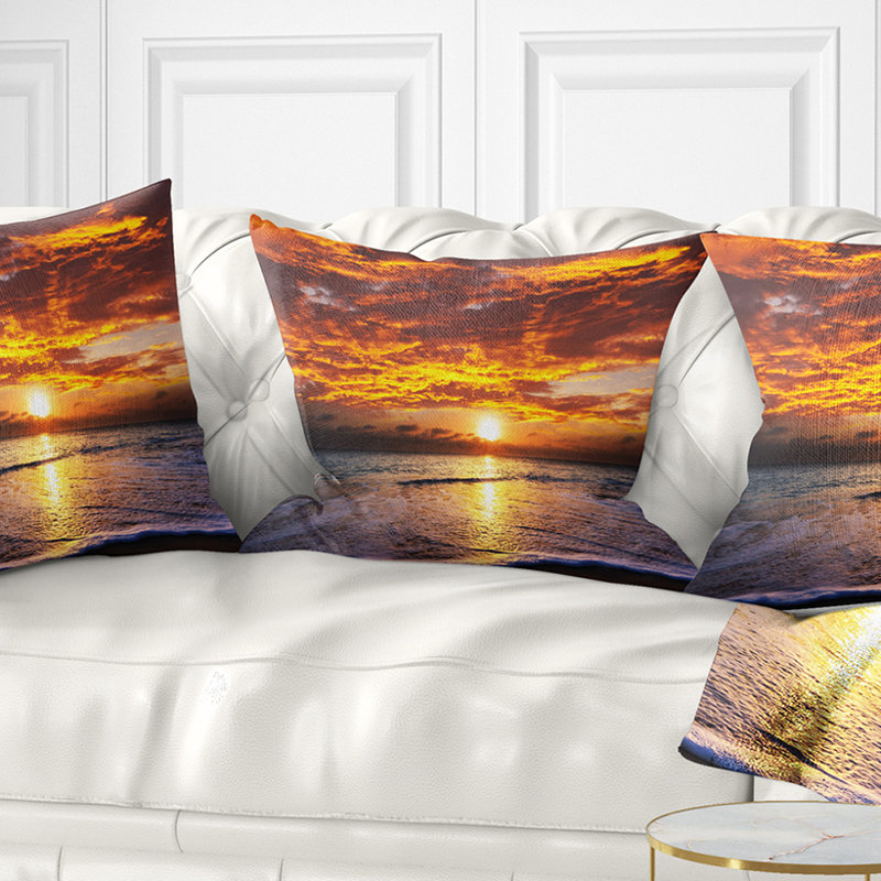 Coussin de plage moderne coucher de soleil au-dessus de vagues, Carré 18 po x 18 po