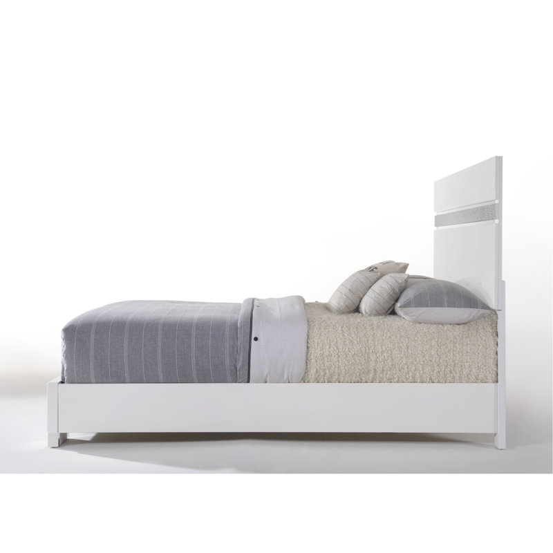 Le grand lit Ii offre une expérience de chambre à coucher moderne et relaxante avec des pieds rehaussant l'esthétique