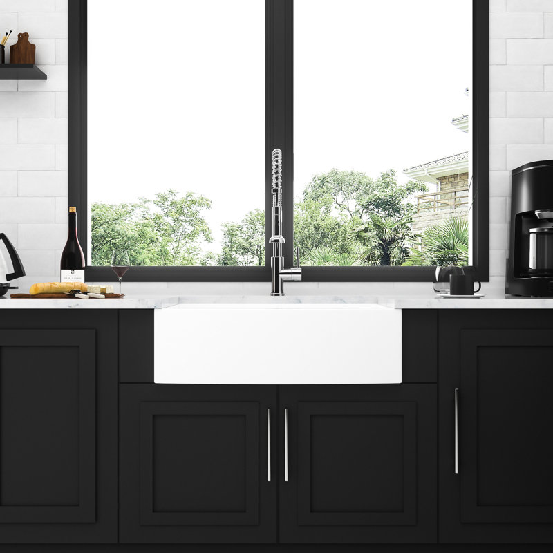 Évier de cuisine blanc 33 po en céramique, tablier à bord arqué pour la cuisine, résistant aux dommages, avec accessoires à la mode
