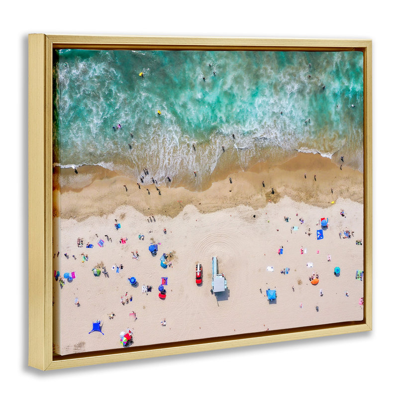 Vue aérienne de la plage d'été occupée, Cadre flottant métallique doré, H 17 po x l 21 po