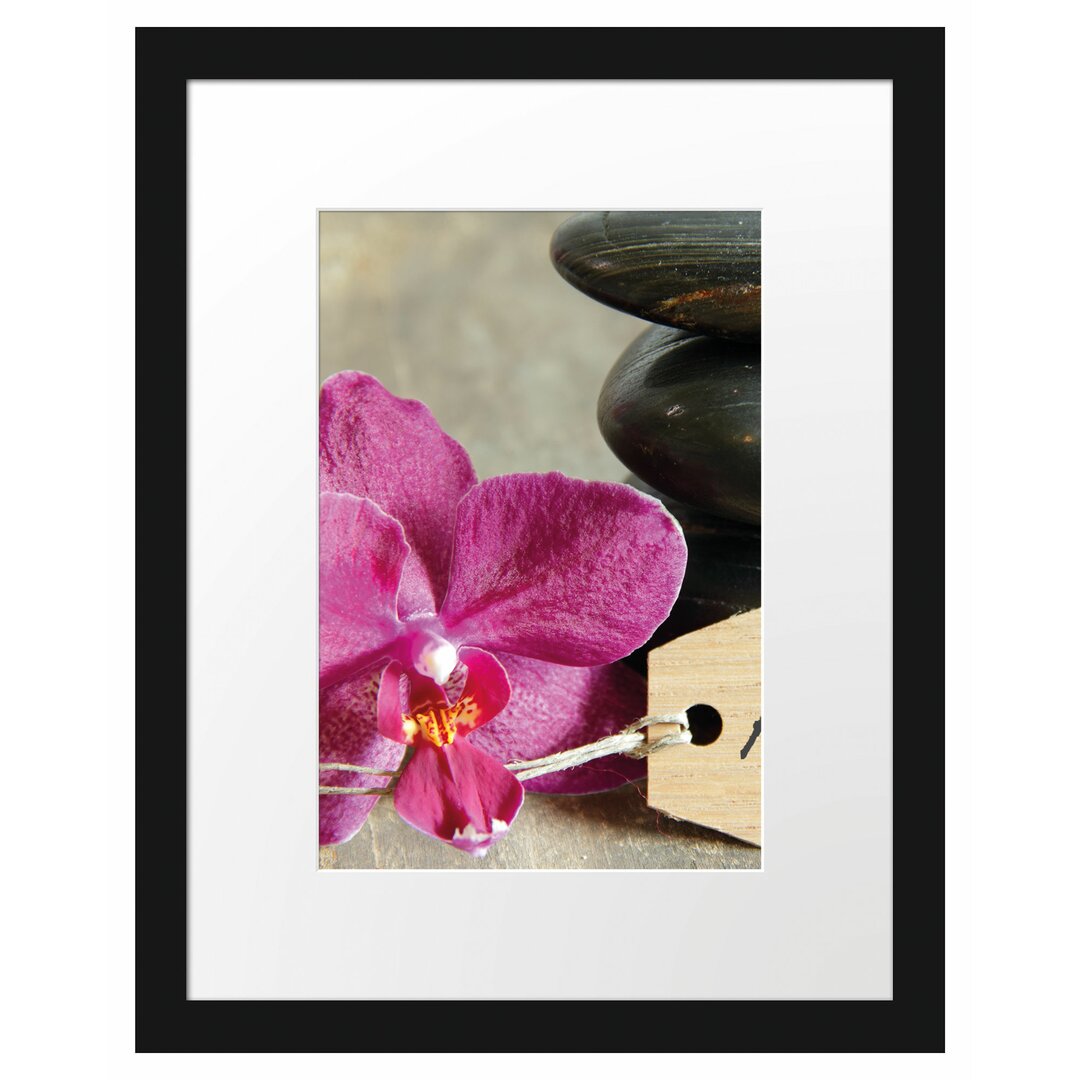 Gerahmtes Poster Auszeit Orchidee mit Zen Steinen