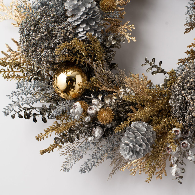Couronne de feuilles, pommes de pin et ornements en soie, H 30 po x l 30 po x P 6 po