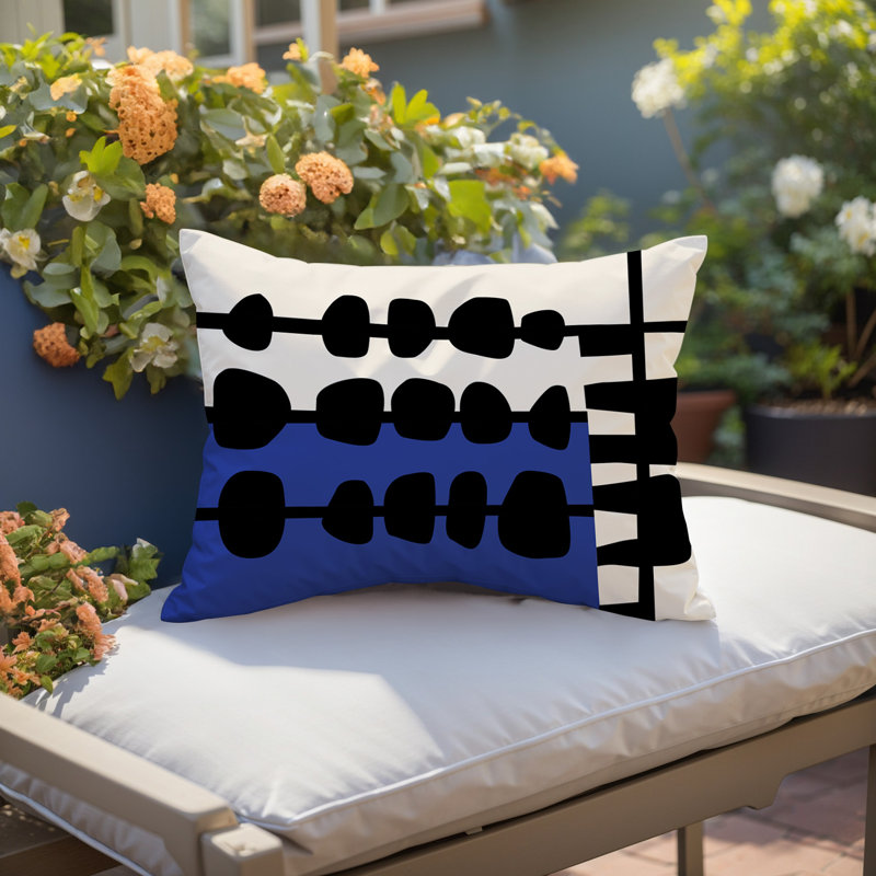 Oreiller rectangulaire réversible intérieur / extérieur Dola, H 18 po x l 25 po, Bleu marine / noir / blanc cassé