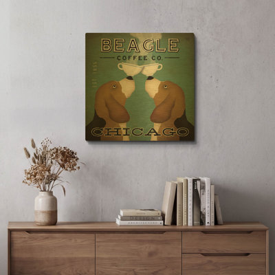 «Beagle Coffee Co Chicago» par Ryan Fowler, art mural en métal doré, 24 po x 24 po