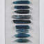 Décoration murale encadrée bleu agate - art dimensionnel, céruléen teint naturel, base blanc doux, cadre en verre et noir, décor suspendu horizontalement, agate de céruléen, contraste, protection, utilisation intérieure