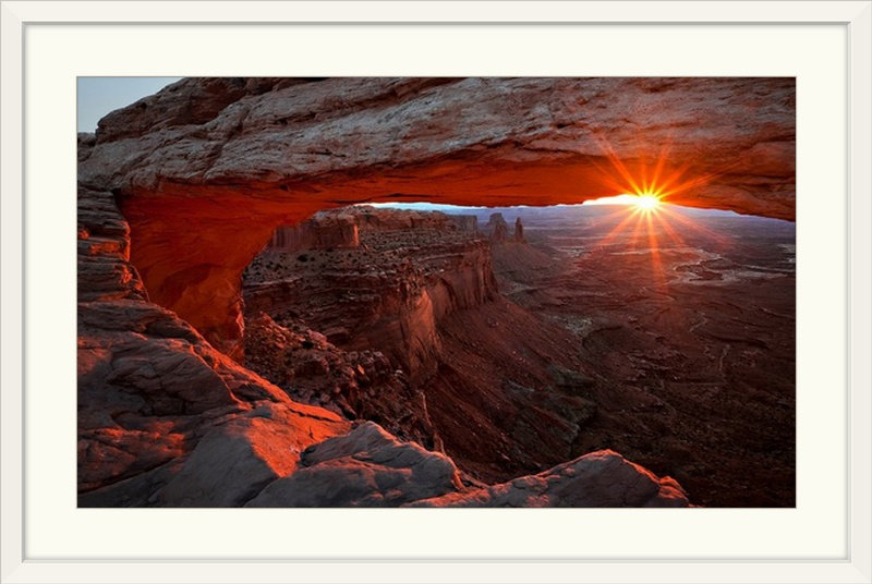 Reproduction de photo de Straub «Mesa Arch Sunrise» par Barbara Read, H 20 po x l 27 po x p 1 po, Cadre blanc