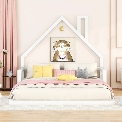 Lit double en bois pleine grandeur avec jolie tête de lit en forme de maison au sol blanc enchanteur - Conception simple