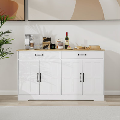 Spacieuse armoire de style campagnard avec deux tiroirs et quatre portes, idéale pour le rangement et pour ajouter une touche d'élégance rustique à n'importe quelle maison
