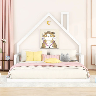 Lit double blanc avec tête de lit charmante en forme de maison - Plancher de bois de chambre à coucher de style élégant simple