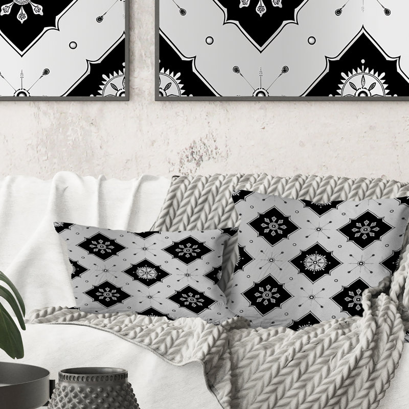Coussin décoratif noir et blanc I, H 18 po x l 18 po
