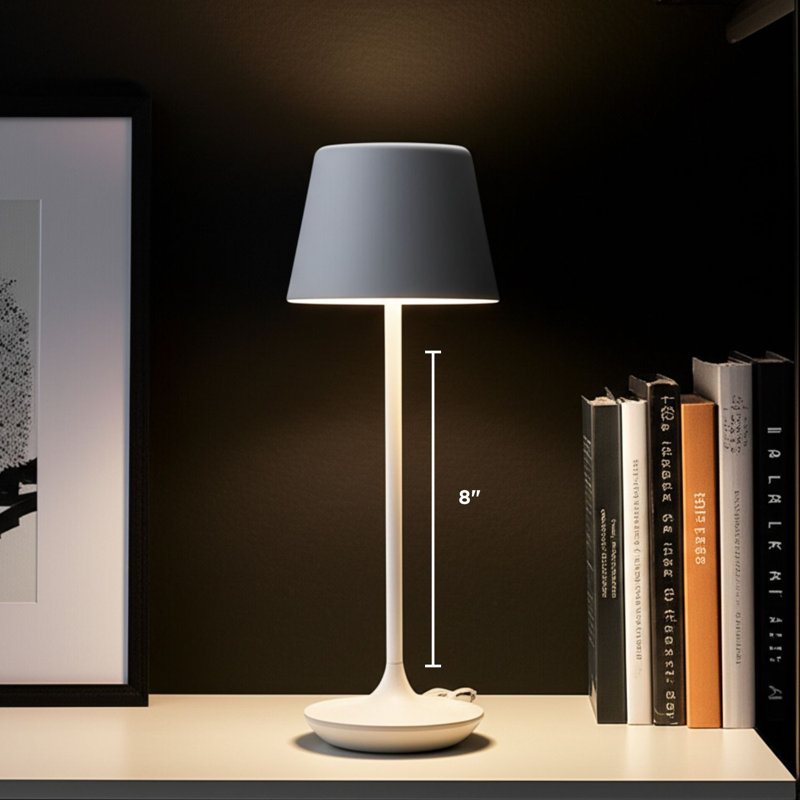  Lampe de table à DEL en forme de cloche Crosby, rechargeable avec luminosité à intensité variable, décoration moderne compacte avec base de chargement pour bureau ou salle à manger, 8 po, blanc brillant
