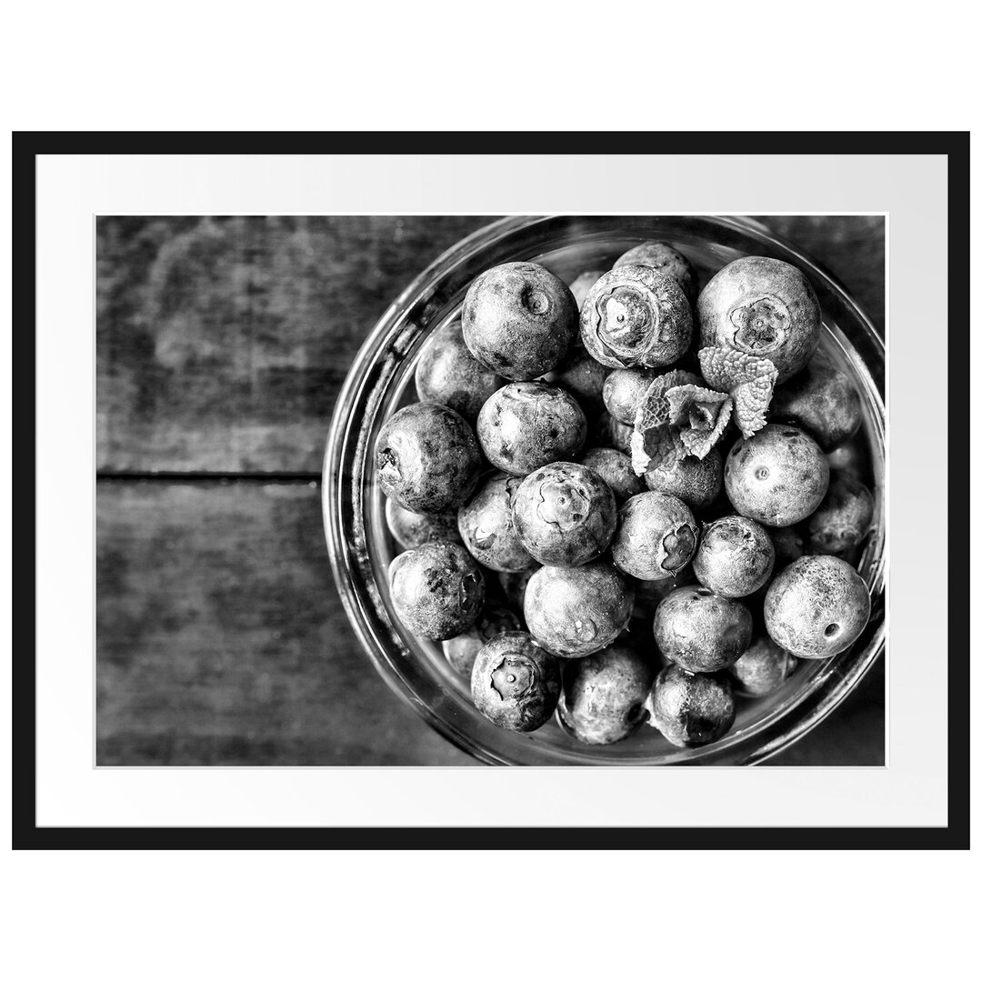 Gerahmtes Poster Glas mit frischen Blaubeeren