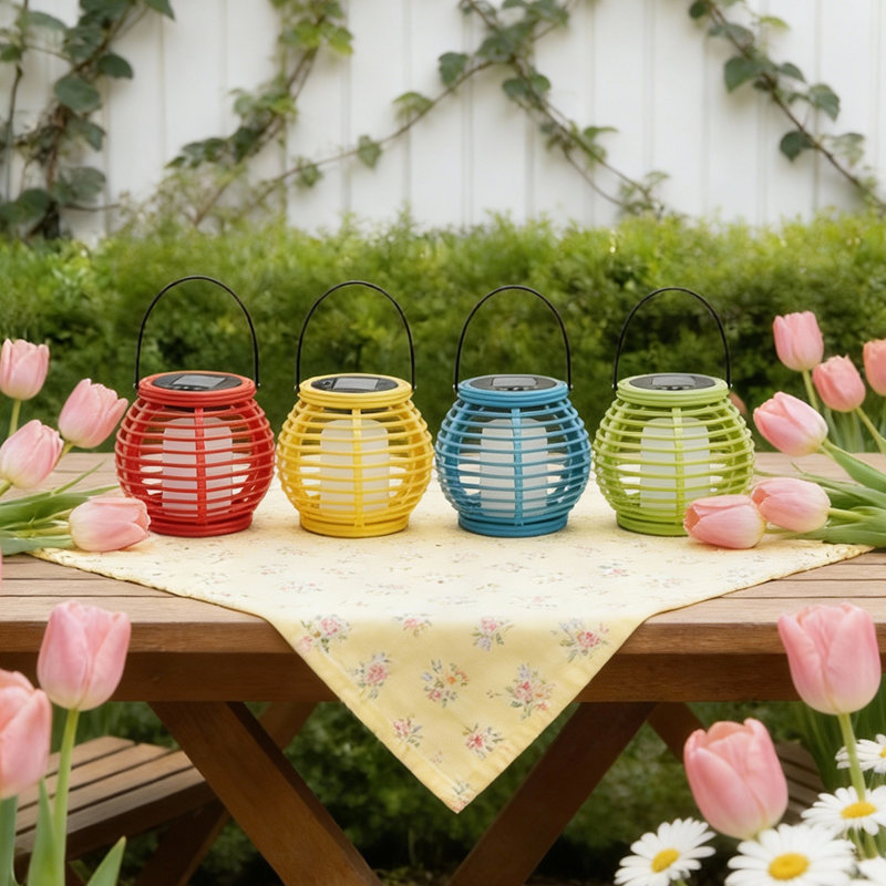 Lanternes en rotin imperméables à énergie solaire pour l'extérieur - Paquet de 4 lumières à DEL suspendues colorées avec marche / arrêt automatique, résistant aux intempéries Ip44, décoration de jardin pour le printemps