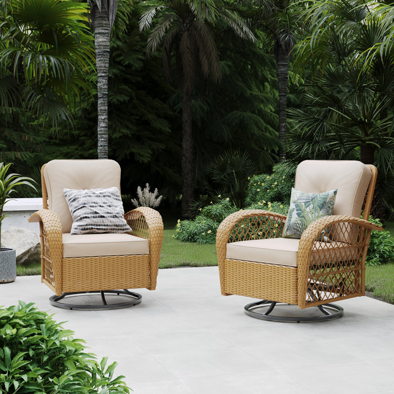Chaise berçante d'extérieur en osier avec coussins Aksha, Beige, Beige