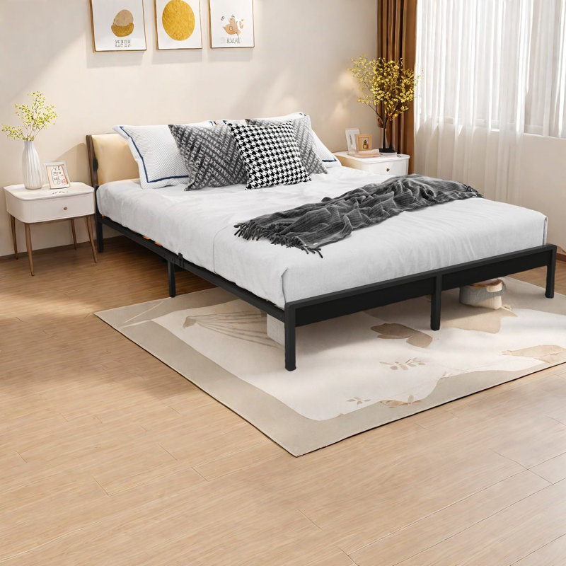 Lit plateforme en métal peu encombrant, tête de lit en bois, style moderne pour la maison