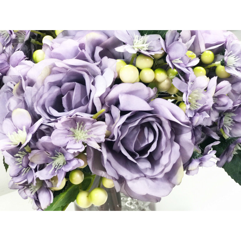 Agencement de rose et de fleurs mélangées en vase, Mauve