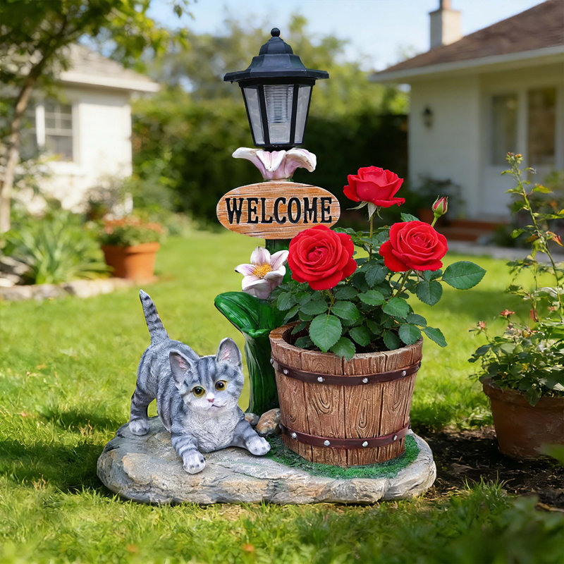 Jardinière en forme de chat allongé avec lumière DEL intégrée et surface de plantation fonctionnelle pour l'ambiance extérieure et la verdure.