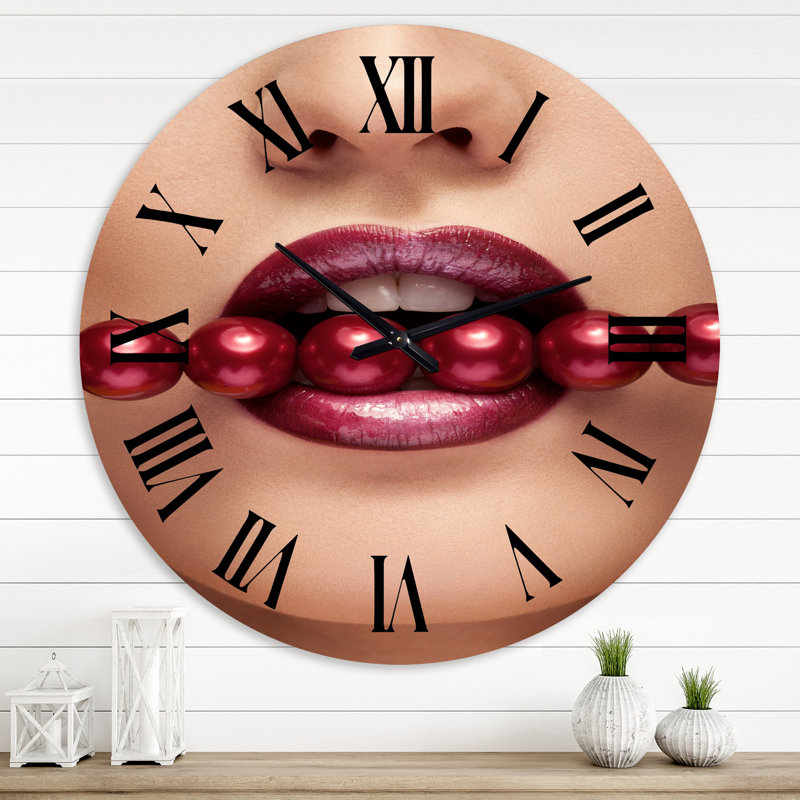 Femme avec des perles rouges dans la bouche dans une pose sensuelle - horloge murale moderne, Moyenne