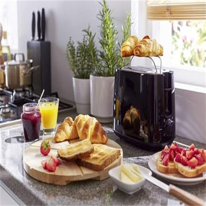 2 slices of 830W black toaster