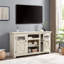 Meuble télé 2 portes avec design de grange, console de divertissement moderne, rangement spacieux et gestion des câbles