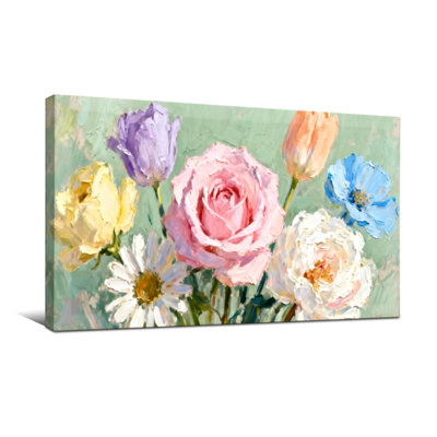 Arrangement floral de plantes et de fleurs avec des roses pastel et des tulipes