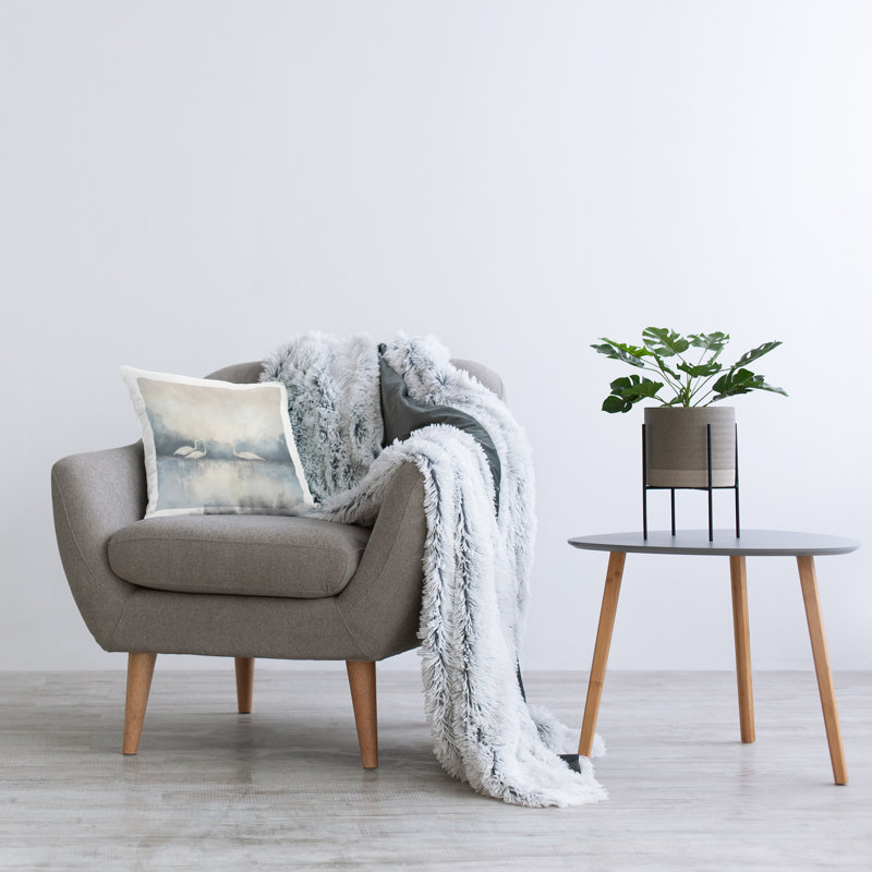 Coussin décoratif imprimé Swans in Still Waters par Mona Grace