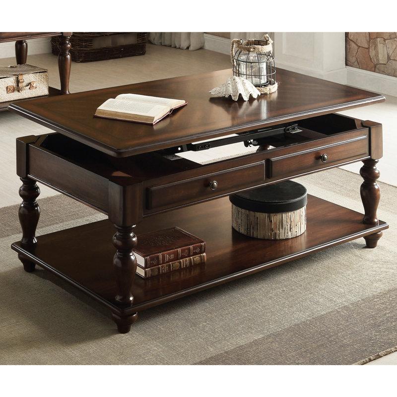 Table basse rectangulaire en noyer avec plateau relevable et tablette pour l'organisation du salon dans un décor ouvert