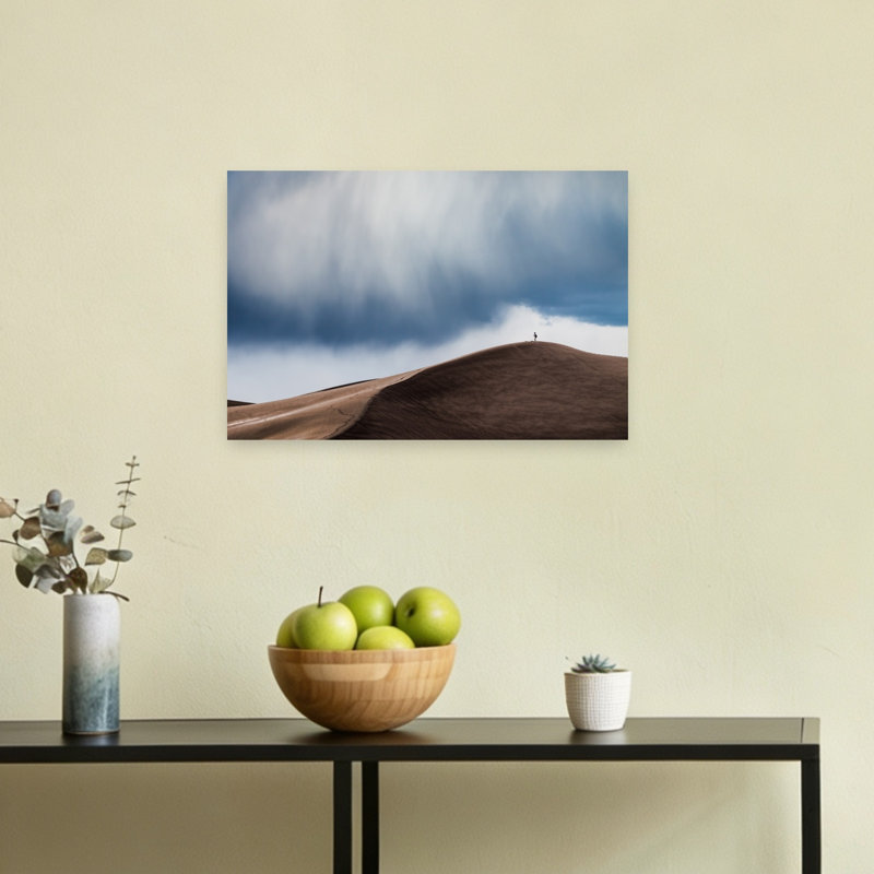 Figure solitaire dans une dune du désert - Paysage abstrait minimaliste et dramatique - Affiche murale nature