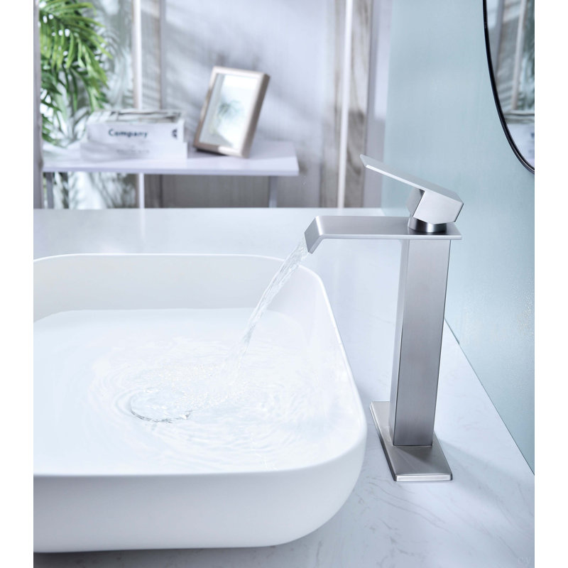 Robinet de lavabo de salle de bain à poignée simple avec bonde escamotable Waterfall