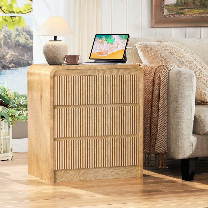 Table de chevet moderne cannelée avec station de charge, 3 tiroirs et ports USB, design Mid-Century pour chambre à coucher et espace de vie
