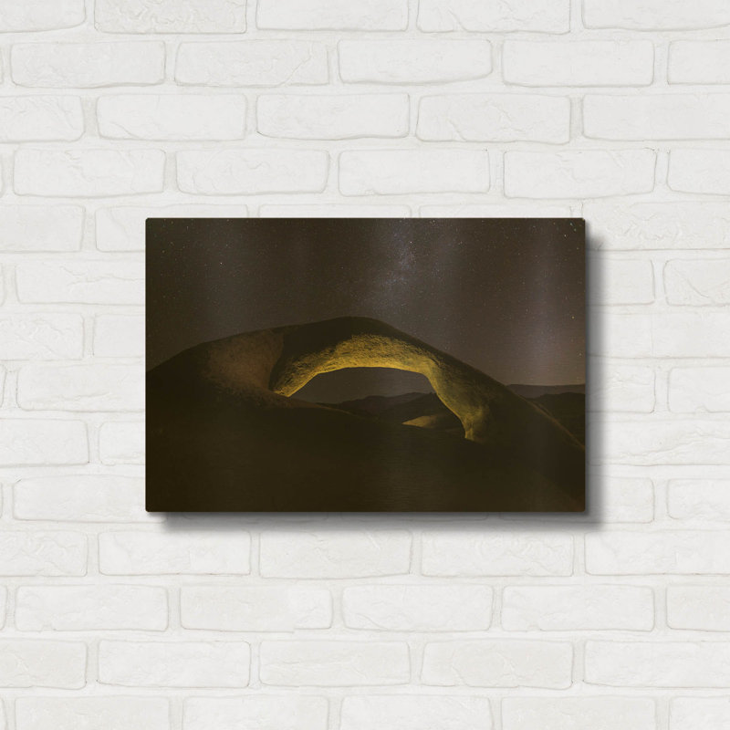 « Arche de Möbius rétroéclairée » par Shawn/Corinne Severn, décoration murale en métal doré, 61 x 41 cm, 24 po x 16 po