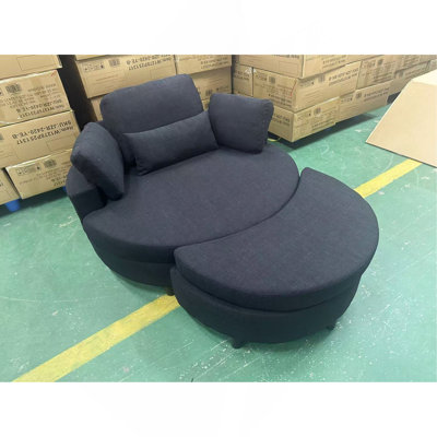 Des sièges ronds noirs, élégants et décorés dans le salon de l'hôtel, avec un design de rangement en tissu délicat et des coussins moelleux et confortables, créent un espace de repos chaleureux et élégant.