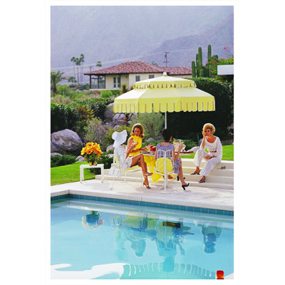 «Nelda and Friends» par Slim Aarons - Photographie encadrée sur papier